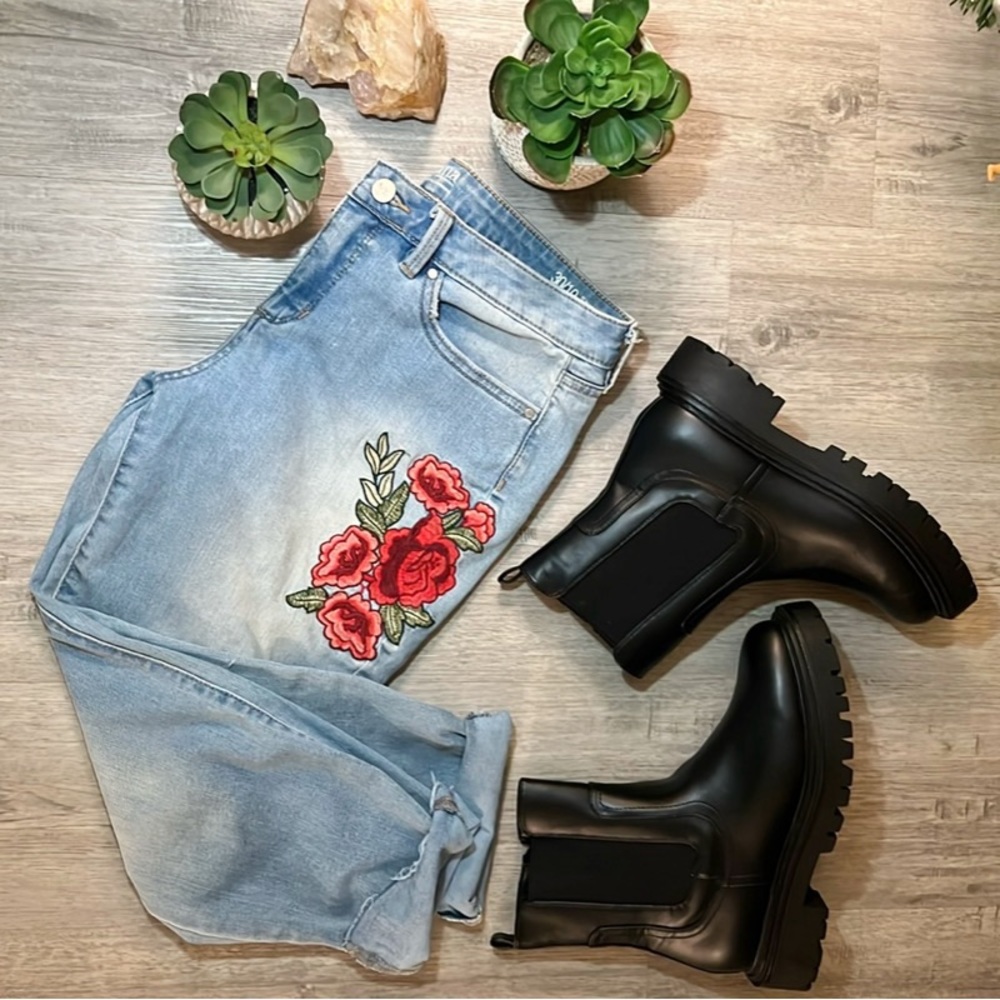A.N.A. Rose Embroidered Mom Jeans